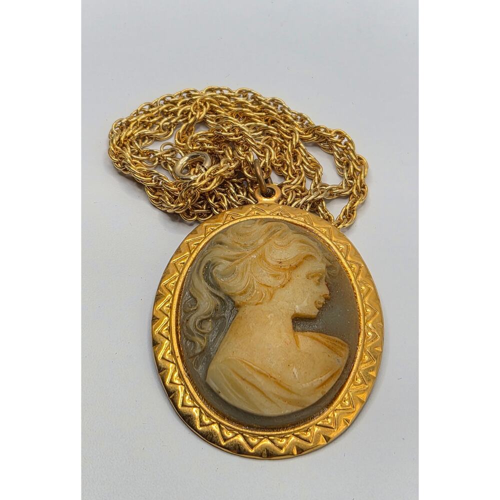 Vintage Cameo Pendant Necklace Gold Tone Oval Long Chain